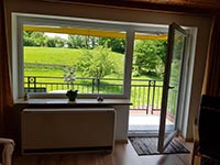 Wohnzimmer mit Blick auf Balkon
